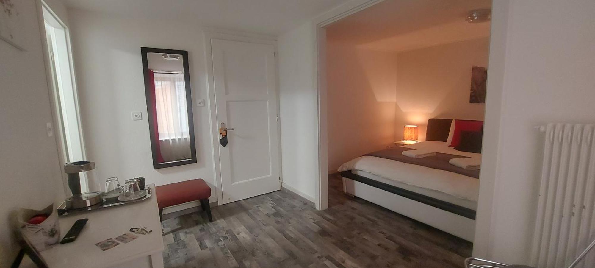 Les Touristes Hotel *
