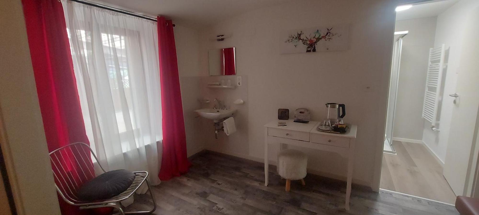 Les Touristes Hotel *